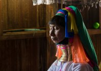 Donna anziana birmana della tribù Kayan che lavora nel settore tessile — Foto stock