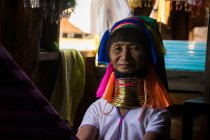 Ältere burmesische Frau aus dem Stamm der Kayan arbeitet in einer Textilfabrik — Stockfoto