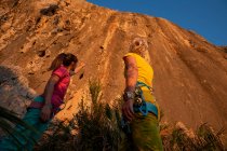 Dos mujeres estudian una ruta de escalada en Toix Est, Calpe, Costa Blanca, provincia de Alicante, España - foto de stock
