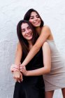 Dos española adolescente hermanas abrazarse uno a otro divertido - foto de stock