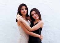 Duas irmãs adolescentes espanholas se abraçam Engraçado — Fotografia de Stock