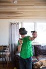 Garçon jouer jeu vidéo sur le système de réalité virtuelle — Photo de stock