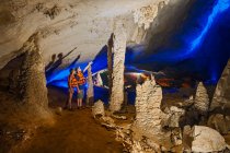 Pareja explorando Kong Lo cueva en Laos - foto de stock