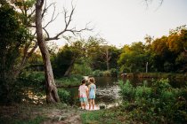 Mignon garçon et fille par l 'lac — Photo de stock