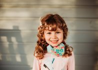 Милая маленькая девочка улыбается — стоковое фото