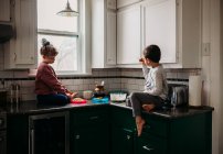 Симпатичные мальчик и девочка едят дома — стоковое фото