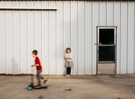 Симпатичные мальчик и девочка играют в саду — стоковое фото