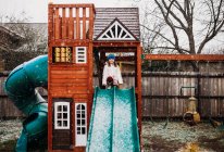 Bonito menina jogar no jardim de infância — Fotografia de Stock