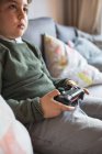 Menino jogando jogos de vídeo com joystick e console — Fotografia de Stock