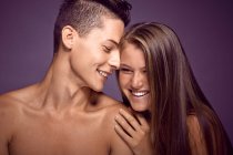 Jovem beleza adolescente casal compartilhando momentos ternos — Fotografia de Stock
