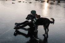 Симпатичный мальчик на замерзшем озере катается на коньках — стоковое фото