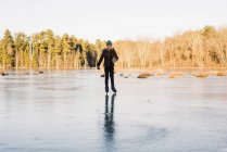 Carino ragazzo su congelato lago pattinaggio — Foto stock
