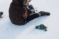 Carino ragazzo su congelato lago utting su pattini — Foto stock