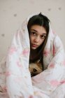 Chica y su mascota cubierta con manta - foto de stock