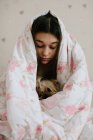 Fille et son animal de compagnie couvert de couverture — Photo de stock