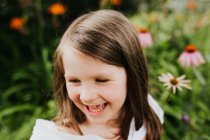 Porträt eines niedlichen kleinen Mädchens im Freien, glückliche Kindheit und Sommer — Stockfoto