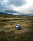 Jeep blanco en el medio de los moutains con un cielo hermoso - foto de stock