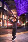 Garçon dansant dans une gare du centre-ville à la nuit tombée. — Photo de stock