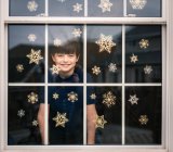 Niño pequeño con decoraciones de Navidad en la habitación - foto de stock