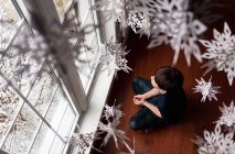 Маленька дитина з різдвяними прикрасами в кімнаті — стокове фото