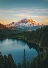 Belle vue sur le lac dans les montagnes — Photo de stock