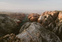 Beau paysage de chaîne de montagnes, vue sur les montagnes dans le fond de la roche rouge dans le pays — Photo de stock