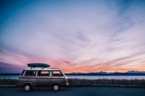 Magnifique coucher de soleil sur la route dans les montagnes — Photo de stock