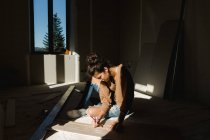 Giovane donna che fa lavori di riparazione a casa — Foto stock