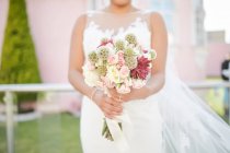 Noiva segurando um buquê de flores — Fotografia de Stock