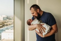 Portrait de style de vie de papa tenant le nouveau-né garçon dans le centre de naissance — Photo de stock