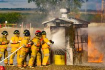 Des pompiers s'entraînent à la raffinerie du Dakota du Nord — Photo de stock