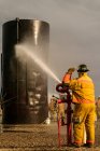 Пожарные тренируются на нефтеперерабатывающем заводе в Северной Дакоте — стоковое фото