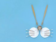 Пасхальний кролик: бамбукові зубні щітки, зубна паста, вушні палички, губки — стокове фото
