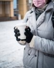 Дівчина в зимовій куртці з кавою — стокове фото