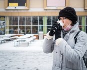 Девушка в зимней куртке с кофе — стоковое фото