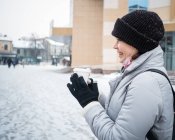 Fille dans une veste d'hiver avec café — Photo de stock