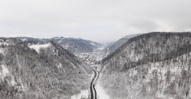Vista aérea da estrada que atravessa a cordilheira de Zumberak que conduz a Samobor, Croácia. — Fotografia de Stock