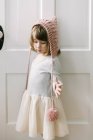 Маленькая девочка в белом платье и шляпе — стоковое фото