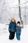 Deux enfants dans un parc d'hiver — Photo de stock