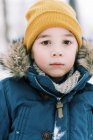 Мальчик играет в зимнем парке — стоковое фото