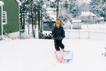 Хлопчик грає в зимовому парку — стокове фото