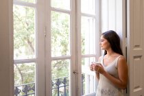 Красивая молодая женщина пьет кофе по утрам — стоковое фото