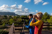 Coppia di giovani birdwatcher con binocolo e telescopio, Calpe, provincia di Alicante, Costa Blanca, Spagna — Foto stock