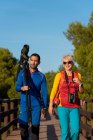 Молодая пара наблюдателей за птицами с помощью бинокля и телескопа, Кальпе, провинция Аликанте, Коста Бланка, Испания — стоковое фото