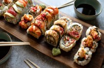 Sushi impostato su un tavolo di legno — Foto stock