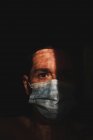 Mann mit Maske im Schatten, verdeckter Schutz — Stockfoto