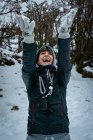 Jovem mulher na neve sorriso jogar — Fotografia de Stock