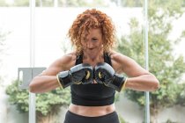 Приваблива спортивна жінка тренується зі своїми м'язами, роблячи важкі вправи — стокове фото