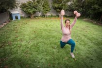 Молодая фитнес-женщина делает упражнения в парке — стоковое фото