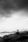 Costa rochosa sob um céu escuro, no mar da Galiza — Fotografia de Stock